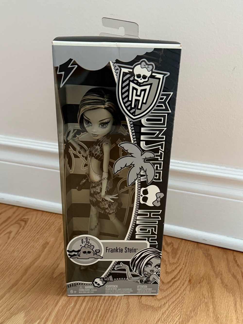 Nwt Monster High Skull Shores Black & White Frankie Stein NIB 2011 HTF RARE
